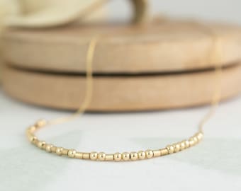 Collar con código Morse "Ella es fuerte": joyería de proverbios en plata esterlina o chapada en oro