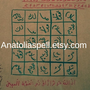 Könnte beinhalten: Handschriftliches Dokument mit arabischer Schrift und einem Raster aus Symbolen in grüner Tinte. Der Text enthält den Etsy-Shop-Namen Anatoliaspell.etsy.com und befindet sich auf einem beigen Hintergrund. Das Dokument scheint ein Zauber oder ein Amulett zu sein.