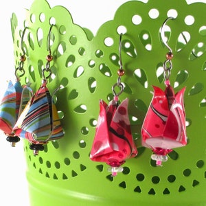 Boucles d'oreilles en origami fleurs de tulipe sur fils d'acier, pendentifs fleurs en papier printanier, papier marbré fait main, cadeaux originaux pour son premier anniversaire