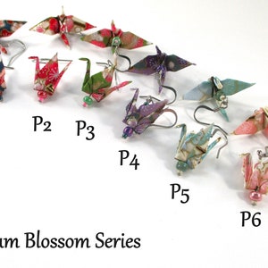 Op de afbeelding: Zes paar origami-kraanvogel oorbellen in verschillende kleuren en patronen, waaronder rood, groen, paars, blauw en roze. De oorbellen zijn gelabeld van P1 tot en met P6. De tekst "Plum Blossom Series" staat onderaan de afbeelding.