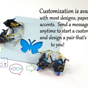 Op de afbeelding: Blauwe origami-kraanvogel oorbellen met gouden accenten en turquoise kralen. De oorbellen hangen aan gouden haken. De afbeelding bevat tekst die zegt: "Aanpassing is beschikbaar voor de meeste ontwerpen, papiersoorten en accenten. Stuur een bericht wanneer u maar wilt om een ​​aangepaste bestelling te starten en een paar te ontwerpen dat uniek voor u is!"