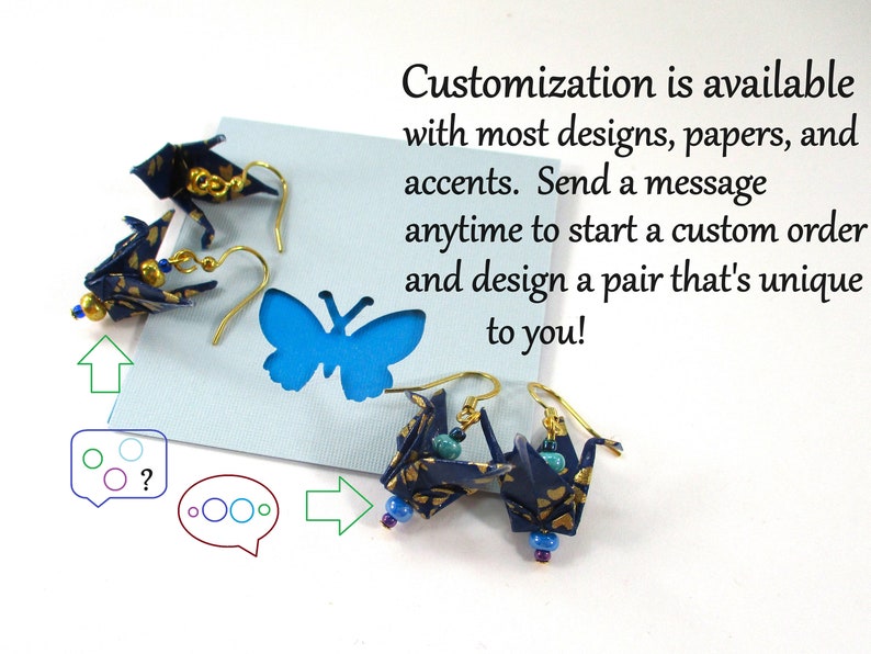 Op de afbeelding: Blauwe origami-kraanvogel oorbellen met gouden accenten en turquoise kralen. De oorbellen hangen aan gouden haken. De afbeelding bevat tekst die zegt: "Aanpassing is beschikbaar voor de meeste ontwerpen, papiersoorten en accenten. Stuur een bericht wanneer u maar wilt om een ​​aangepaste bestelling te starten en een paar te ontwerpen dat uniek voor u is!"