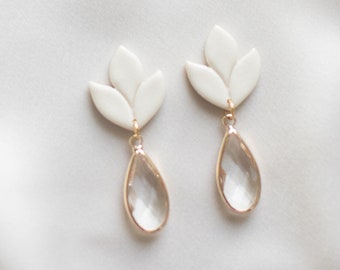 ÉLYSSA | Boucles d'oreilles de mariée avec reflets de nacre | blanc ou ivoire | nacre | or ou argent | boucles d'oreilles florales mariage | bureau d'enregistrement