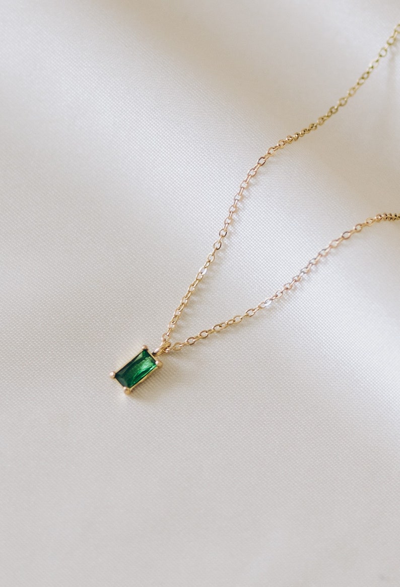 EMERALD | Minimalist gold-plated stainless steel chain with green zirconia pendant | cube pendant image 2