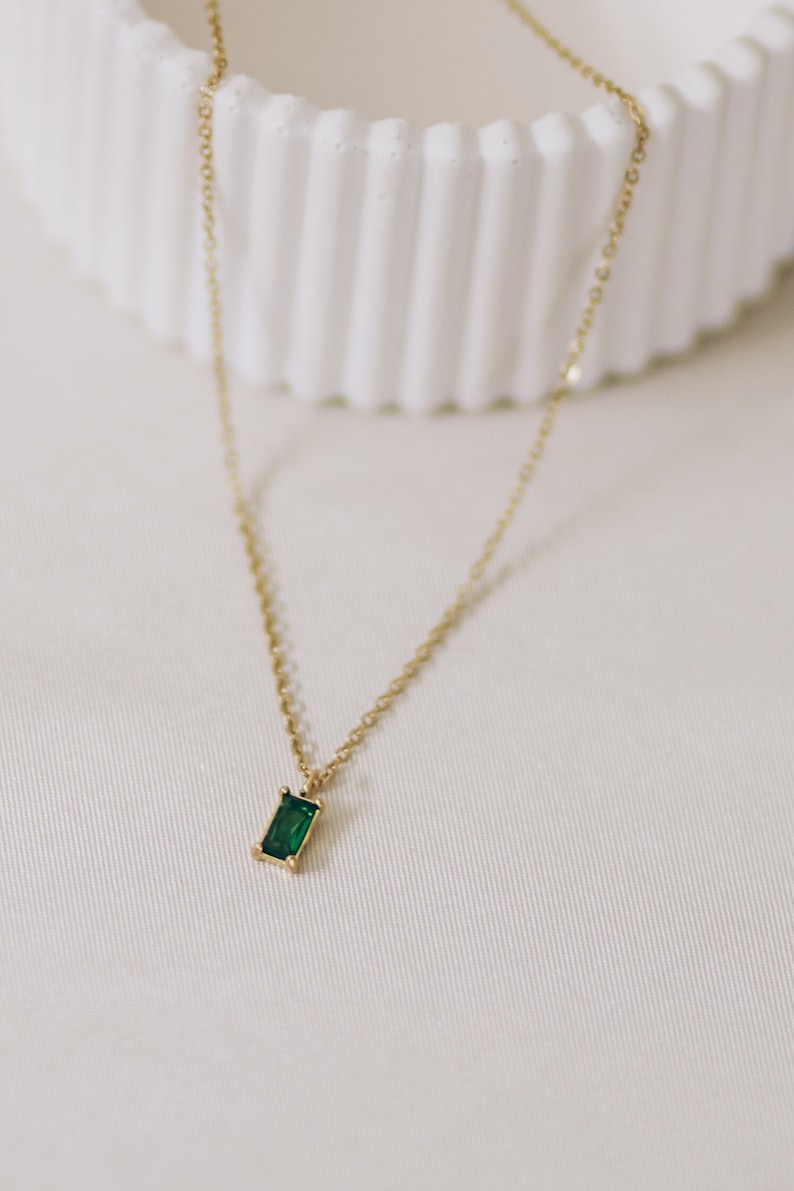 EMERALD | Minimalist gold-plated stainless steel chain with green zirconia pendant | cube pendant image 1
