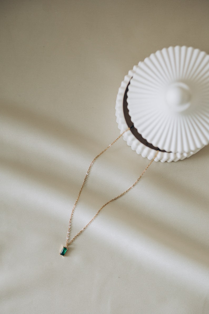 EMERALD | Minimalist gold-plated stainless steel chain with green zirconia pendant | cube pendant image 3