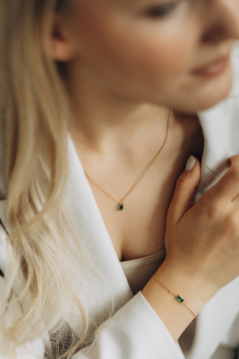 EMERALD | Minimalist gold-plated stainless steel chain with green zirconia pendant | cube pendant image 4