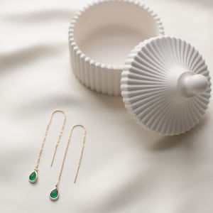 JADE Thread earrings / pull-through earrings in gold with drop-shaped pendant threader jade green aqua Smaragd Grün