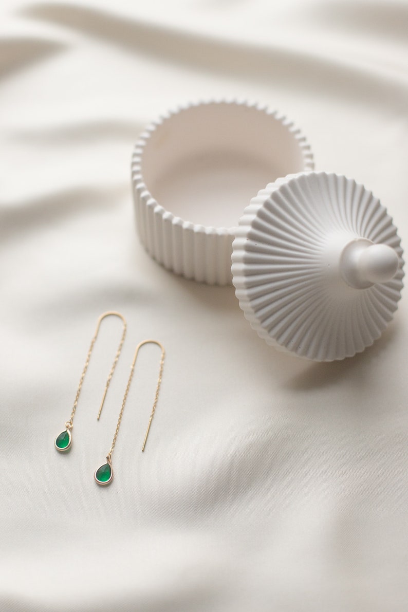 JADE Thread earrings / pull-through earrings in gold with drop-shaped pendant threader jade green aqua Smaragd Grün