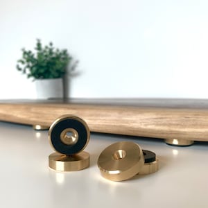 Pieds pour planche à découper en laiton de qualité supérieure | 1 po. de diamètre | Base en silicone antidérapante | Vis à bois en acier inoxydable | Quincaillerie pour le travail du bois | 4 pièces