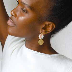 THE CALLED - witte, groene, roze oorbellen met een patroon van polymeerklei, handgemaakt door dehis studio.