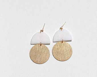 Elegant and minimalist earrings modeled by hand and customizable by dehis studio