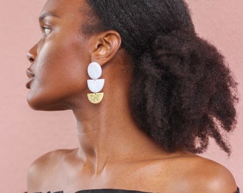 Boucles d'oreilles modernes et géométriques modelées à la main par dehis studio.