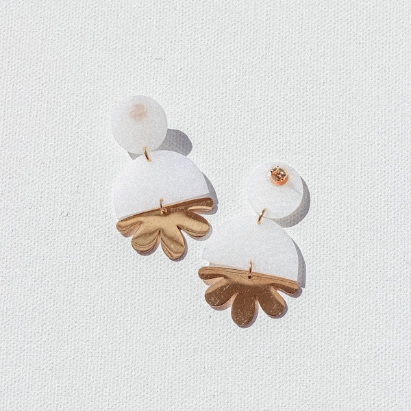 Boucles d'oreilles bohème chic et blanches en pâte polymère, réalisation éco-responsable et artisanale en France.