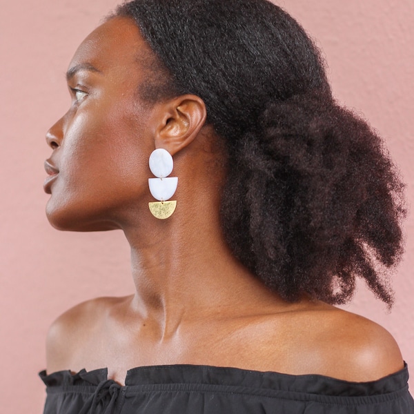 Boucles d'oreilles modernes et géométriques modelées à la main par dehis studio.