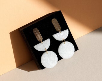 White and elegant polymer clay earrings, handcrafted by dehis studio