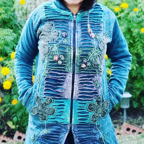 Namaste Handmade Women's Solid Green and Blue Cutting Themed Flower Stonewashed Fleece doublé et non-polaire doublé Long Hippie Cotton Jacket.