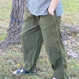 Pantaloni oversize unisex, comodi e alla moda, in cotone pregiato stonewashed Namaste, stile hippie, tinti di verde e nero.