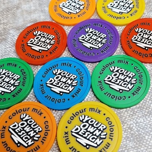 Mezcla de colores las monedas de consumo de plástico con tu diseño | 108 tokens con tu diseño | Haz tu propia moneda