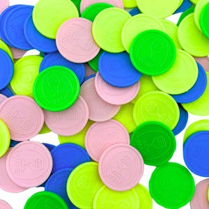 Puede incluir: Un montón de fichas de plástico de colores con la palabra "WINE" impresa en ellas. Las fichas son de varios colores, incluyendo verde, rosa, azul y amarillo.