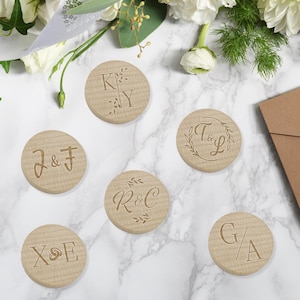 Monedas de madera para beber para bodas y bodas - Monedas de madera con iniciales grabadas