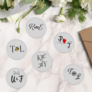 Fichas de bebida de boda personalizadas - Fichas de plástico de colores con iniciales