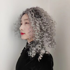  Gray Wig for Women, Elegant Fluffy Silver Gray Pixie Cut Wig  Natural Appearance Thickened Mixed Curly Hair Wig Suitable for Daily Party  Use for Middle-Aged and Elderly People A Good Gift