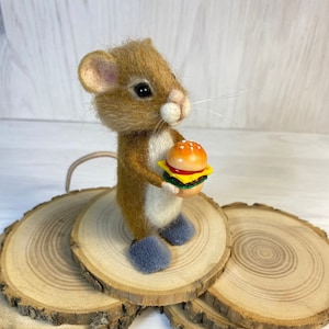 Puppenhaus Miniatur Nadelgefilzte Maus mit Hausschuhen Gefilzte niedliche Maus mit Burger Nadelfilz puppenhaus Spielzeug Handgemachtes Geschenk Filztier