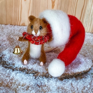 Needle felted mouse in Santa hat, Felting Christmas mouse, cute Christmas mice in a Santa hat, needle felted Christmas ornament