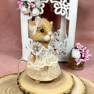 Needle felt spring mouse Felted mouse in dress Felting lady mouse Felted cute little mouse Wool birthday gift Easter gift Felted animal