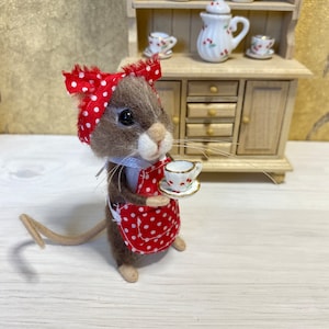 Puppenstube Miniatur Hausfrau Maus gefilzt mit Schürze Filzmaus Haushälterin Nadelfilz Puppenhaus Mausefilztier
