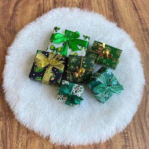 Regali di Natale in miniatura su tappetino in pelliccia sintetica, decorazioni natalizie per case delle bambole, set di 6 piccoli regali incartati, mini accessori natalizi