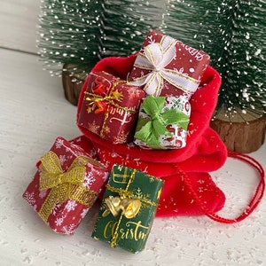 Puppenhaus Miniatur Weihnachtsgeschenke Weihnachtsgeschenke Box in der Tasche des Weihnachtsmannes 5er Set verpackte Geschenke in der roten Tasche des Weihnachtsmannes