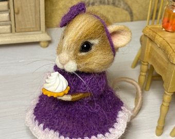 Felt Mouse Figurine, Tiny Mouse Tea Lover, Wool Miniature mice,  Cottagecore Animal Decor, Cute Gift for Her