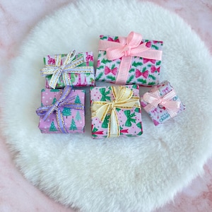 Regali di Natale in miniatura su tappetino in pelliccia sintetica, decorazioni natalizie per case delle bambole, set di 5 piccoli regali incartati, mini accessori natalizi