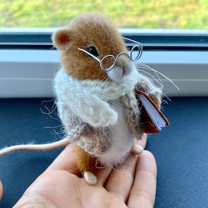 Nadel gefilzte Winter Maus in Pullover und Schal mit Buch und Brille Handgefertigte Dekoration aus Filz Weihnachten Puppenhaus Miniatur-Maus