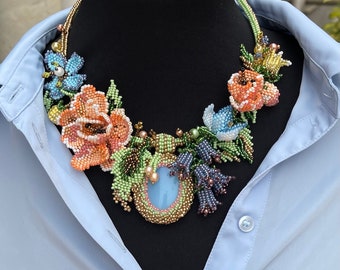 Collar de lujo con guirnalda de flores rosa, azul y dorada, gargantilla de cuello de diseñador con cuentas boho de declaración adornada, hecha a mano con piedras preciosas y bea