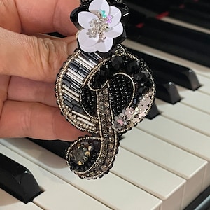 Musik Symbol Perle Violinschlüssel Brosche, G Notenschlüssel Schmuck, Geschenk für Musiker, Musiklehrer Brosche.