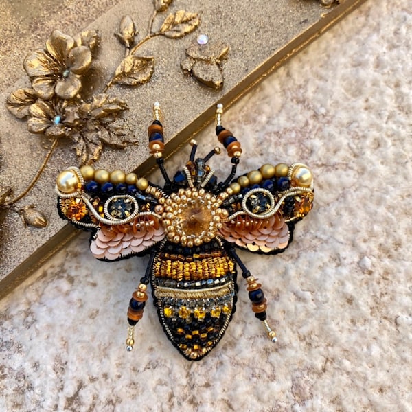 Gold Queen Bee trendige Brosche handgefertigt mit Glasperlen und Kristall, Honigbiene, funkelnde Brosche, Luxusgeschenk