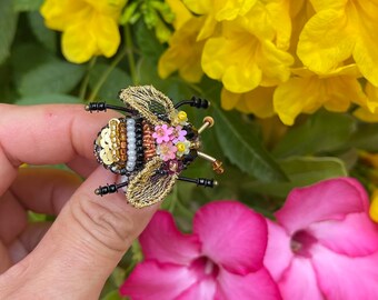 Queen bee mini pin brooch with flowers , Filigree bug bee brooch, Trendy designer inspired pin, bee with crown brooch luxury gift