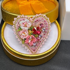 バレンタイン ハート ピンク ブローチ、ビーズ刺繍の淡いピンクの春のハート ブローチ、ガールフレンドへのギフト、輝くジュエリー、バレンタインデーのギフト