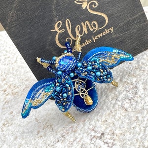 Spilla con scarabeo in stile egiziano blu reale e oro, spilla con insetto ricamato con perline, regalo per la mamma.