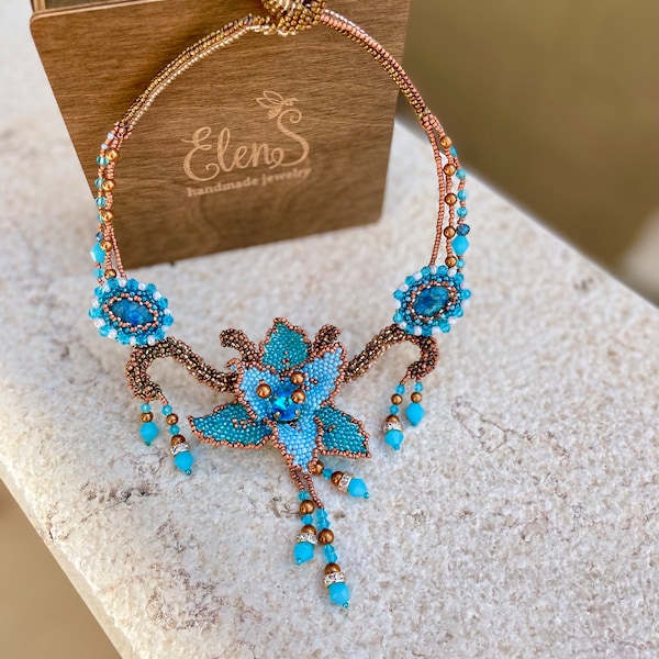 Ras de cou avec perles bleu ciel et bronze, collier grande fleur exotique, collier iris tendance, collier fleur de lys, cadeau Saint-Valentin.