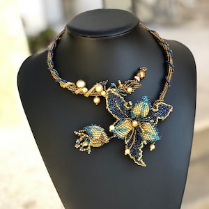 Gargantilla de flores con cuentas azules y doradas, collar de flores grandes exóticas, collar de iris llamativo, collar de flor de lis, regalo de San Valentín.