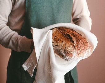 100% Linen Apron in Forest Green. Suitable for preparation of every pastry and dish. Certified linen fabric with top quality. Everyday use.