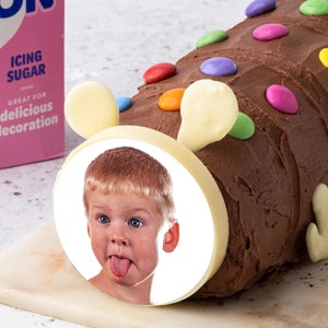 Visage personnalisé personnalisé de gâteau de chenille comestible de photo Colin Clyde Morris Slinky Connie Giggles floue