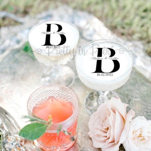 Adorno de cóctel personalizado con inicial y monograma, ideal como decoración comestible para fiestas, bodas, despedidas de soltera, cumpleaños y baby shower.