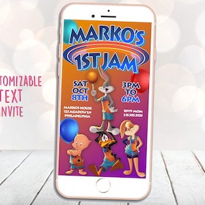 Könnte beinhalten: Eine digitale Einladung zu einer Basketball-Geburtstagsparty. Die Einladung zeigt ein Cartoon-Bild von Bugs Bunny, Daffy Duck und Porky Pig, die Basketball-Uniformen tragen. Der Text auf der Einladung lautet "Marko's 1st Jam" und enthält das Datum, die Uhrzeit und den Ort der Party.