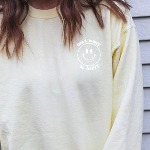 Don't Worry Be Happy Crewneck, Cozy crewneck, Trendy Sweatshirt, VSCO Shirt, Oversized Sweatshirt, College Sweatshirt, Boho Sweatshirt