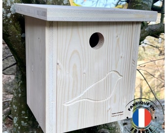 Chickadee-nestkast: een ambachtelijk houten nest gemaakt in Frankrijk